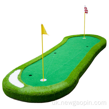 Міні-гольф-майданчик для гри в гольф, поклавши зелений килимок